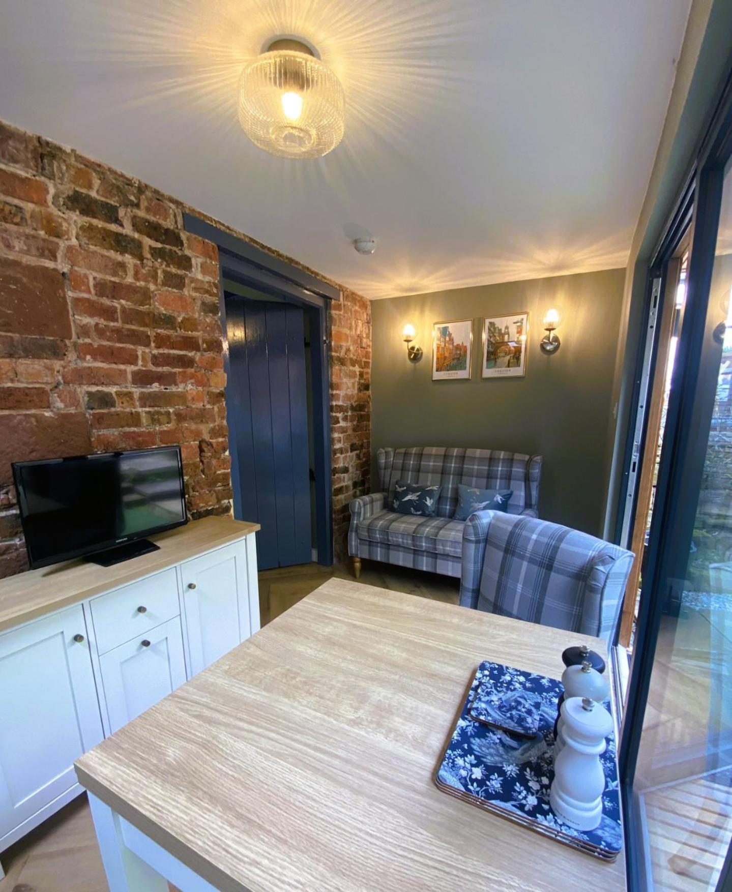Stay In A Castle! Unique & Luxurious Historical Apartment, Self Contained, Free Parking & Wi-Fi Chester Bagian luar foto
