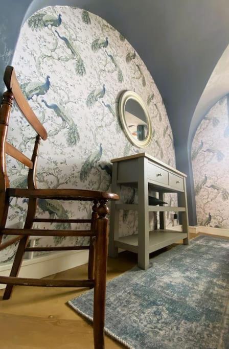 Stay In A Castle! Unique & Luxurious Historical Apartment, Self Contained, Free Parking & Wi-Fi Chester Bagian luar foto