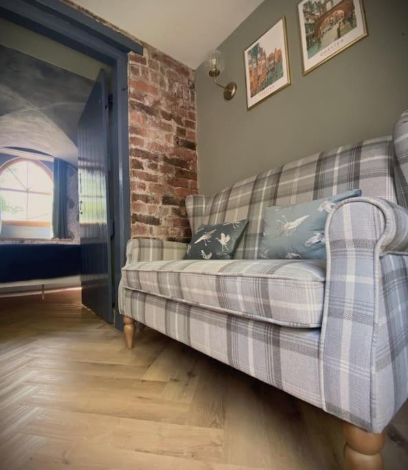 Stay In A Castle! Unique & Luxurious Historical Apartment, Self Contained, Free Parking & Wi-Fi Chester Bagian luar foto