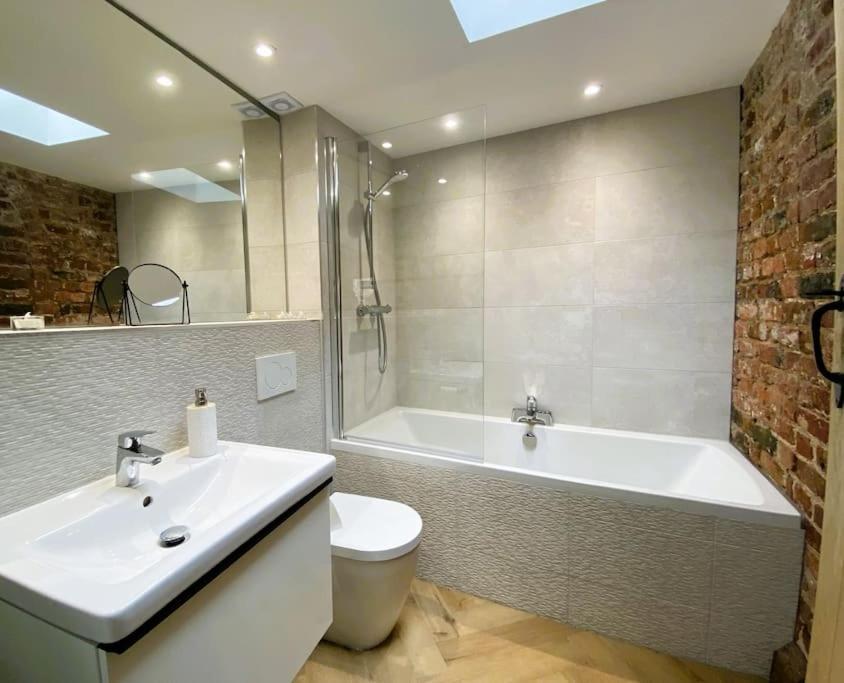 Stay In A Castle! Unique & Luxurious Historical Apartment, Self Contained, Free Parking & Wi-Fi Chester Bagian luar foto