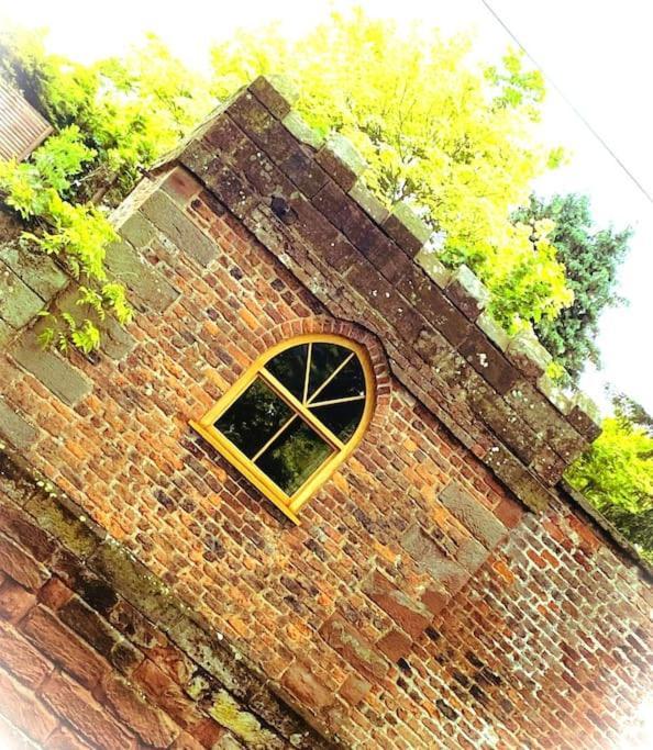 Stay In A Castle! Unique & Luxurious Historical Apartment, Self Contained, Free Parking & Wi-Fi Chester Bagian luar foto